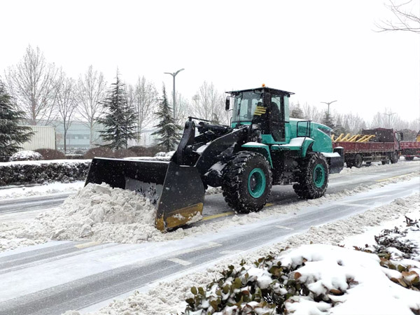 除雪保畅，尊龙凯时铁肩道义勇担重任！