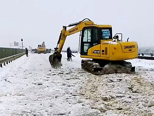 除雪保畅，尊龙凯时铁肩道义勇担重任！